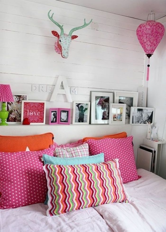 dormitor roz elemente boho pernă fotografii lampă