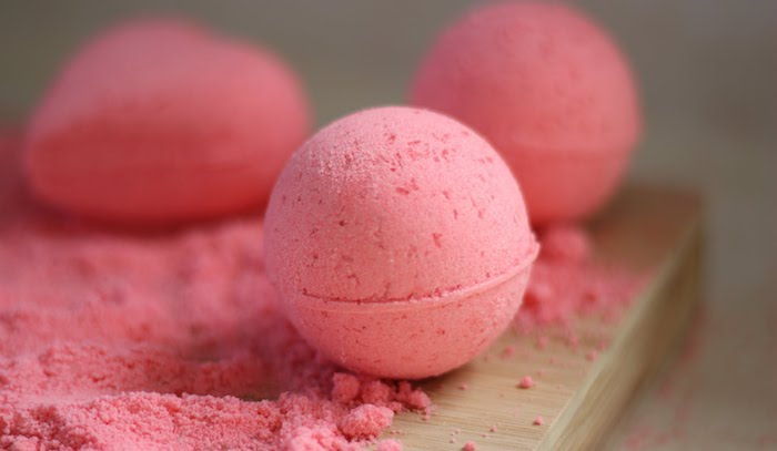 lage rosa badballer selv, natron, jordbær, diy
