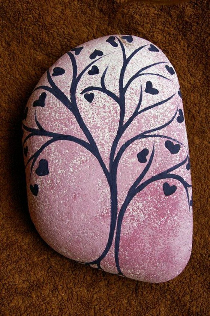 pembe boyalı taş Ağacı Çizim kalpler-yer yapraklar