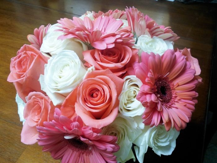 rožinės gerbera-rožės-gėlių puokštes puokštė-idėjos-už-apdailos-su-gėlės