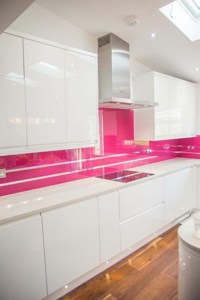 kuhinja v beli barvi z zadnjo steno v roza barvi s srebrnimi linijami