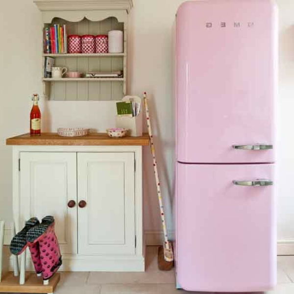 Rosa kjøleskap smeg veldig vakker modell ved siden av et skap i hvitt