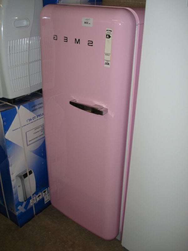 plaats roze koelkast smeg in de hoek van de kamer