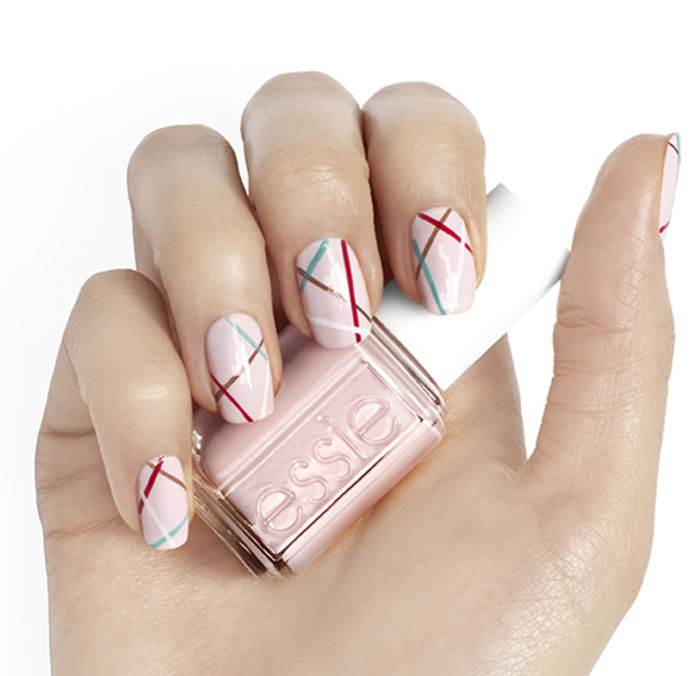 Sommer nagel design, lys rosa neglelakk dekorert med fargerike linjer