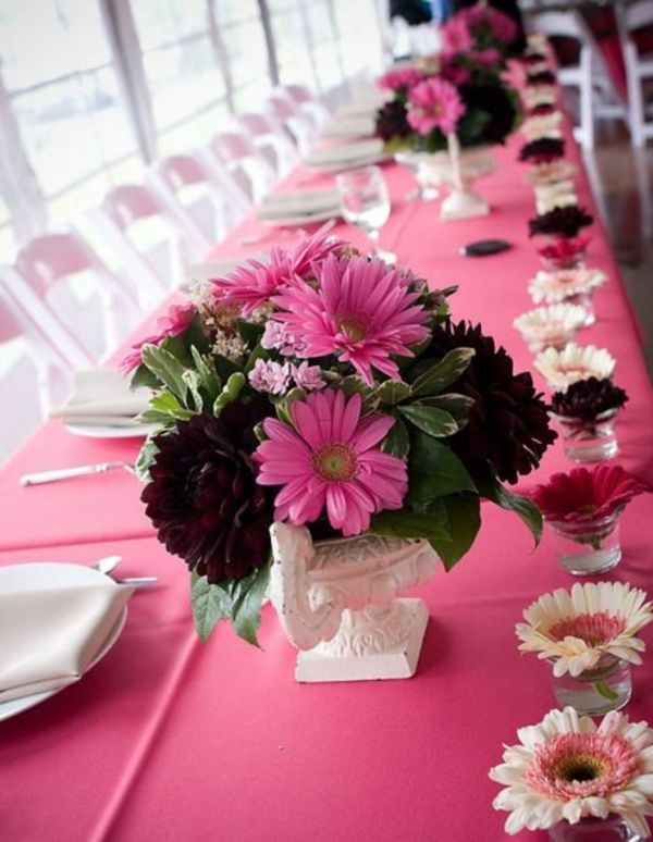 gražus stalo dekoravimas rožinės spalvos
