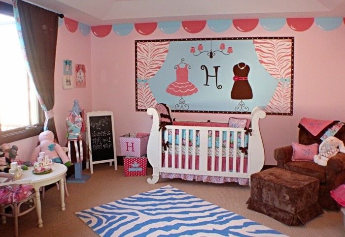 elegantiškas modelio kūdikio kambarys su originalia kūdikių lovelę