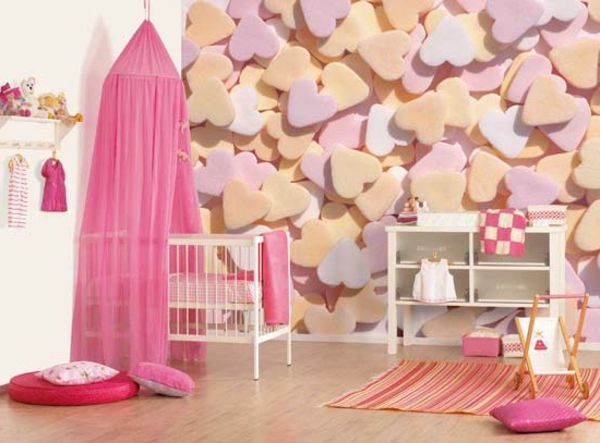 Corações na parede como decoração no quarto do bebê com cortinas rosadas