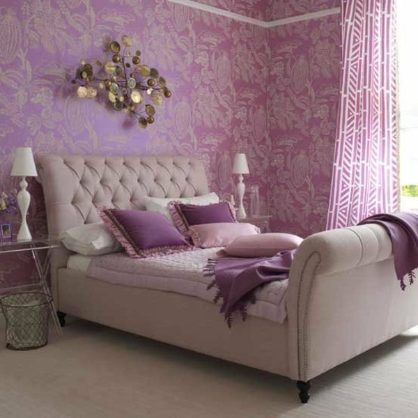 Dekorativt element på veggen og lilla gardiner og veggmaling i soverommet
