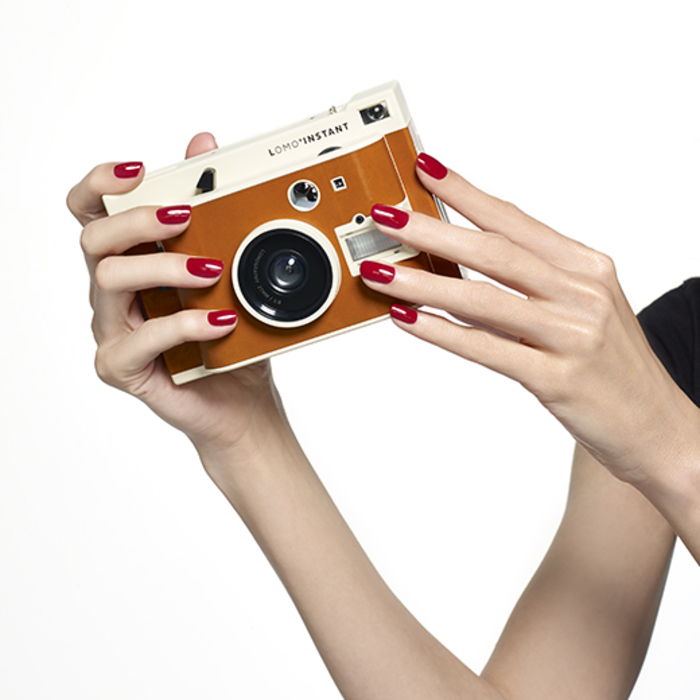 rød manikyr, stilig og elegant, flott negl design, retro kamera