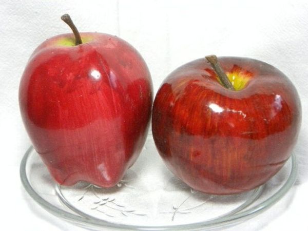 röda äpplen-artificiell-frukt-i-glasplatta