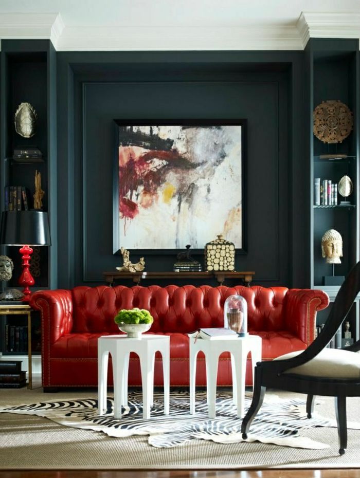 raudona-Chesterfield sofos ir balta staliukai gyvūnų odos abstraktus vaizdas