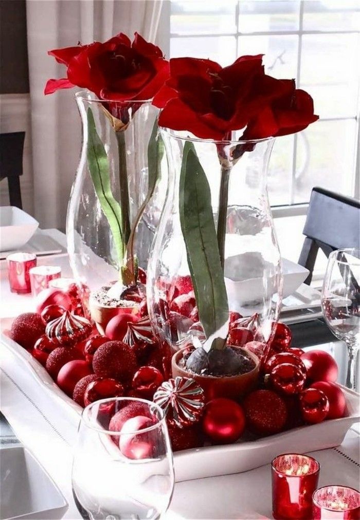 raudonas stalo papuošimas su rožių ir Kalėdų dekoracijas