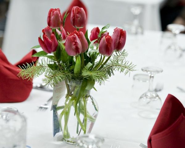 ดอกทิวลิปสีแดงเป็นของตกแต่งโต๊ะ