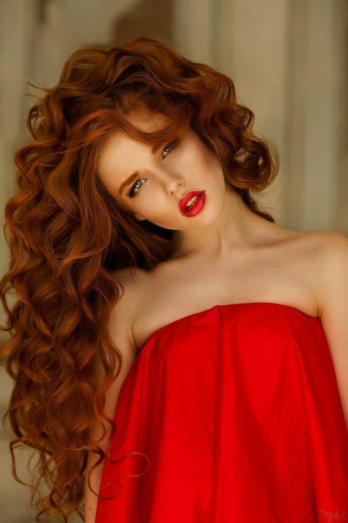 koperkleurig haar, mooie krullen, rode lippen, rode jurk, met blote armen