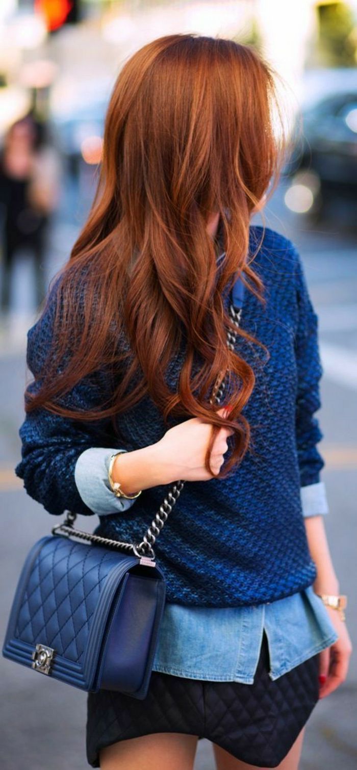 kobber farget hår, casual look, mørk blå genser, denim skjorte, blå lærveske