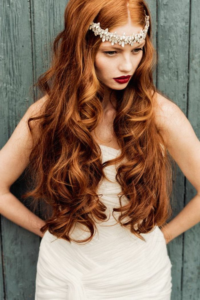 rødhåret skjønnhet, langt hår, nydelig krøllet hår, god hud, røde lepper, elegant kjole
