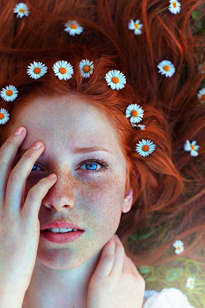 naturligt rött hår, skön hud, fräknar, blå ögon, lilla tusenskönor
