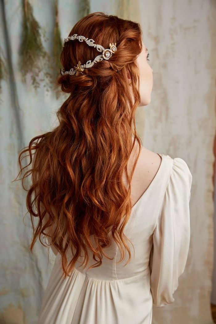 Rood haar, koperkleurig, mooie krullen, zilveren haaraccessoires, witte jurk