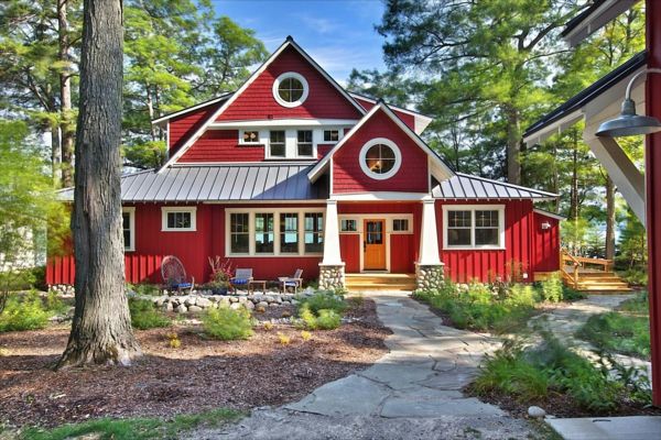 culoare roșie fațadă - casa frumoasă în pădure