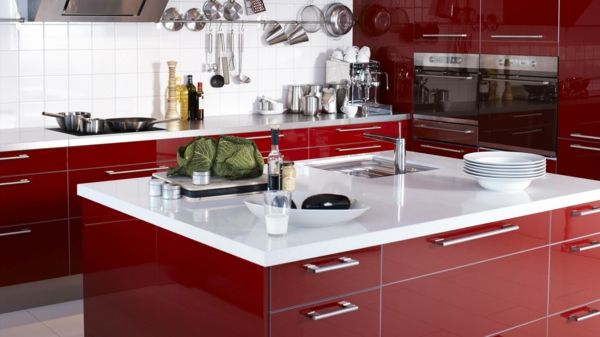 cozinha vermelha com ilha de cozinha branca elemento