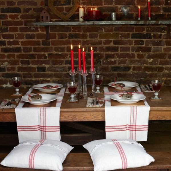 red-sviečky-on-a-rustikálny-jedálenský stôl