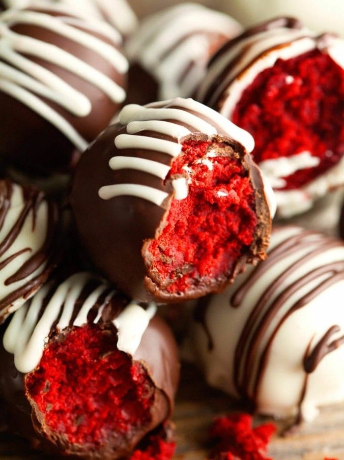 Červeno-potravinárske farby-čokolády-kuchár-pekné-jesť-zamatový koláč-in-čokolády, ktorá je obklopená-tmavej čokolády-bielo-deco