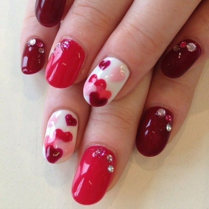 unghii-cu-sclipici-Valentine-idee pentru unghii roșu Brand Design-cu-inima-in-rosu-alb-si-roz