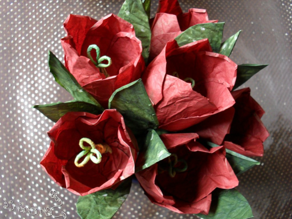 Červené záhyby kvetu papiera - fotografia zhora