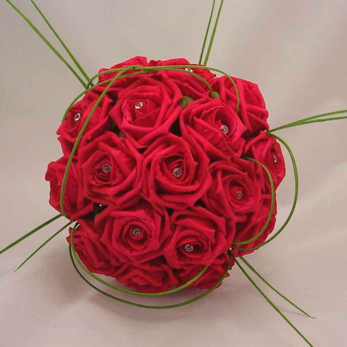 -raudoni-rožės-gėlių puokštes puokštė-idėjos-už-apdailos-su-gėlės