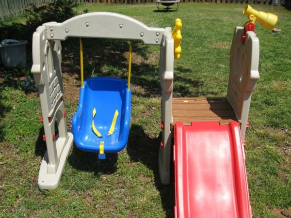 roșu-slide și-albastru-swing-de-plastic-gradina-design-idei-teren de joacă