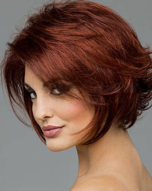 czerwono-sexy-fryzury krótkie włosy