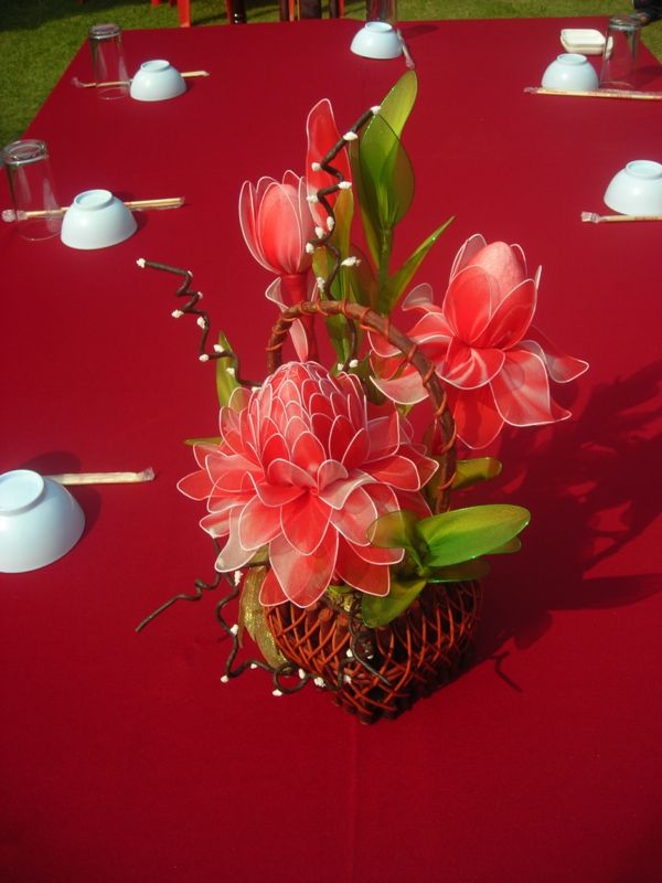 roșu-masă-decorare-cu-flori-pătură în roșu