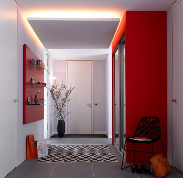Kırmızı-duvara yaşayan fikri-koridor-kırmızı-gardırop