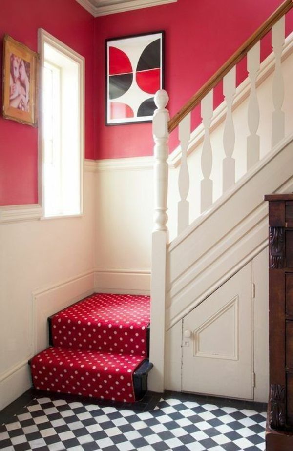 czerwony dywan na schodach Idei