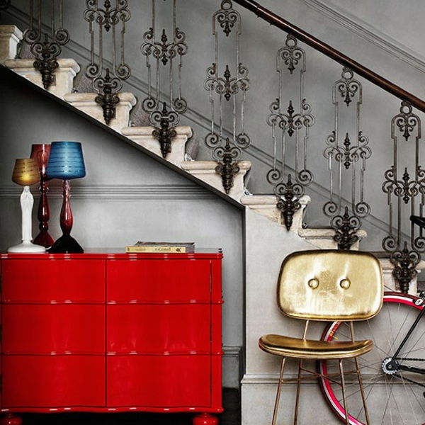 intressant hall design med vintage trappa och rött skåp