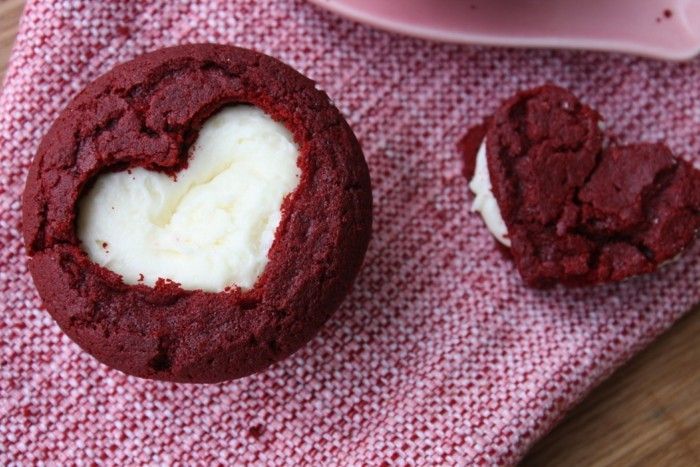 červeno-torta-in-a-herzchen-form-bielo-červeno-cesta suchár-love-Valentín-sušienka-osláviť-Two-other-vytvárajú