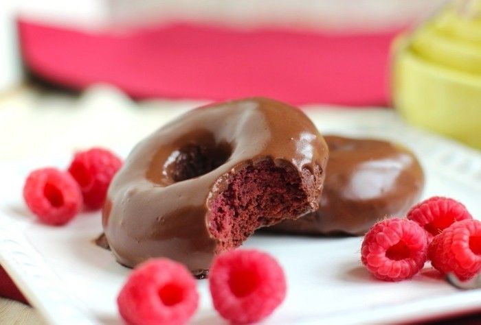red-cake-munkar-röd-deg-omgiven-served-mörker-choklad-hallon-än-additiv-garnering-vacker-
