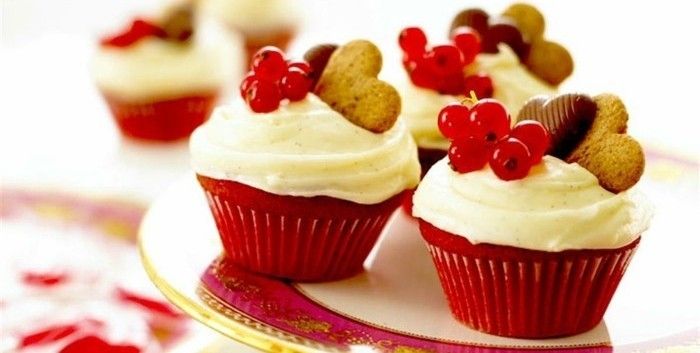 červeno-torta-moderný design-of-vdolky-in-červeno-bielo-deco herzchen-cookies-vo-forme-of-srdce-and-bobule-fruechte