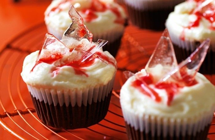 röda tårta muffins-dekorera-nice-idé utformad med socker-deg sammet-muffins-röd-vita