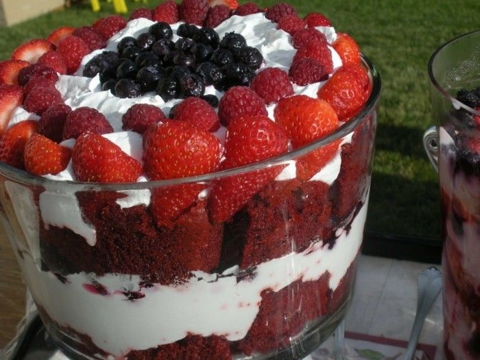 red-cake-parfait-med-jordgubb-röd sammet kaka-cream-blåbär-bär-fruechte-fruktkaka