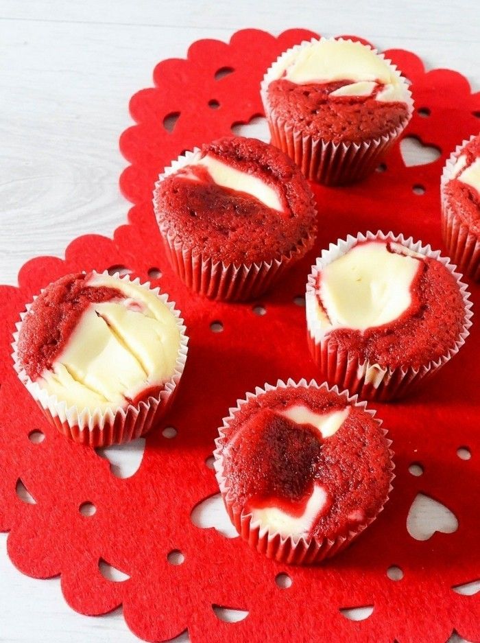 červeno-torta-červeno-bielo-maličkosti k vychutnať the Valentín koláč s-the-partnera-muffins-