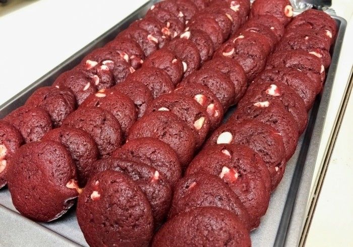 red-cake-smet-röd-cookies-med-mandel-och-röd-bär-keksideen-kaka-många små godis