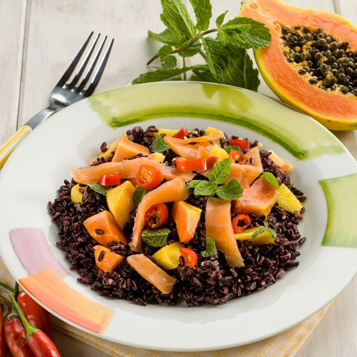 svart risrecept exotisk mat med ris fisk lax tomat mint dekoration och papaya chili