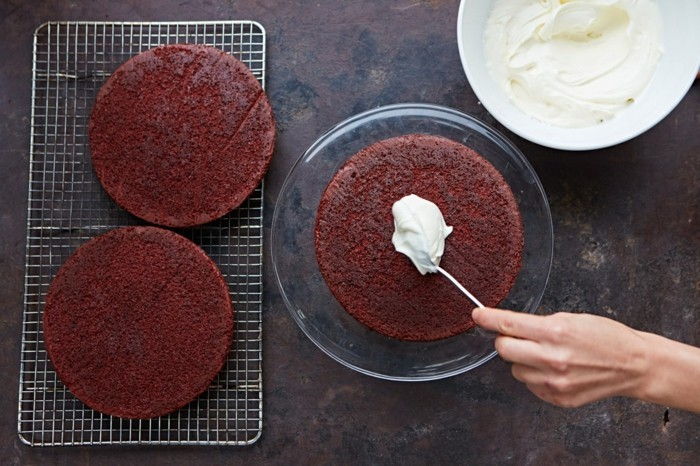 Kepkite raudonų aksomo tortas-Most-su-kremu-dažai-raudona-tešla-kremas-grietinėlės pyragas-sau-priėmimo cook-
