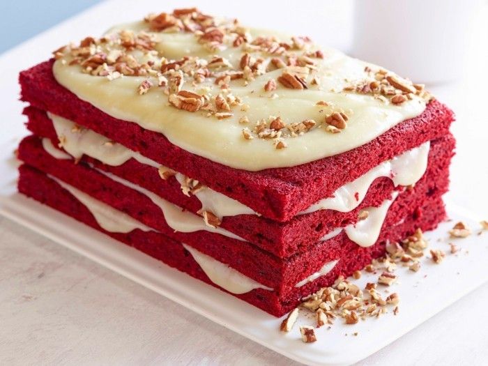 červeným zamatom tortu Red-torta-z-cesto-s-potravinárske farbivá-kuchár-and-white-krém-and-orechy-as-deco