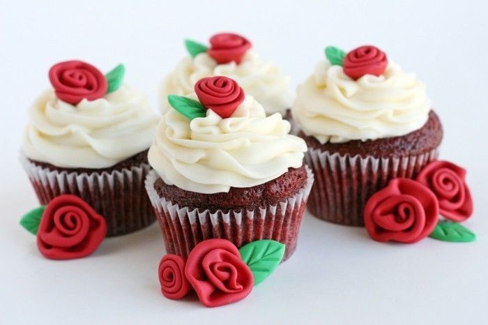 röd sammet kaka-vackra-små-muffins-med-cream-and-jordgubb-fruechte-dekorera-Roses-of-fondant-själv-make