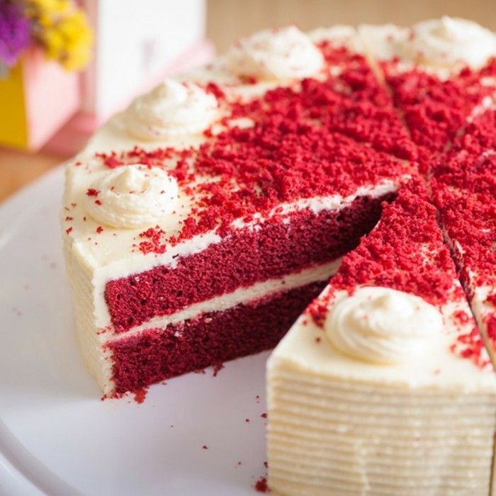 červeným zamatom tortu-pie-torta-červeno-zamatovej torta-nápady-cream-Krümpel-červená dekorácie-bielo-červené
