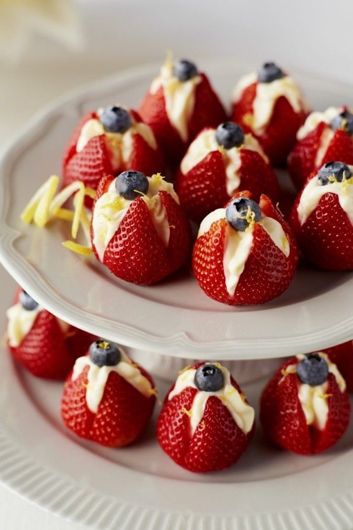 röda sammet tårta-jordgubbar-med-cream-och-blåbär-romantisk-and-riktigt-frisk variant-dessert-valentine