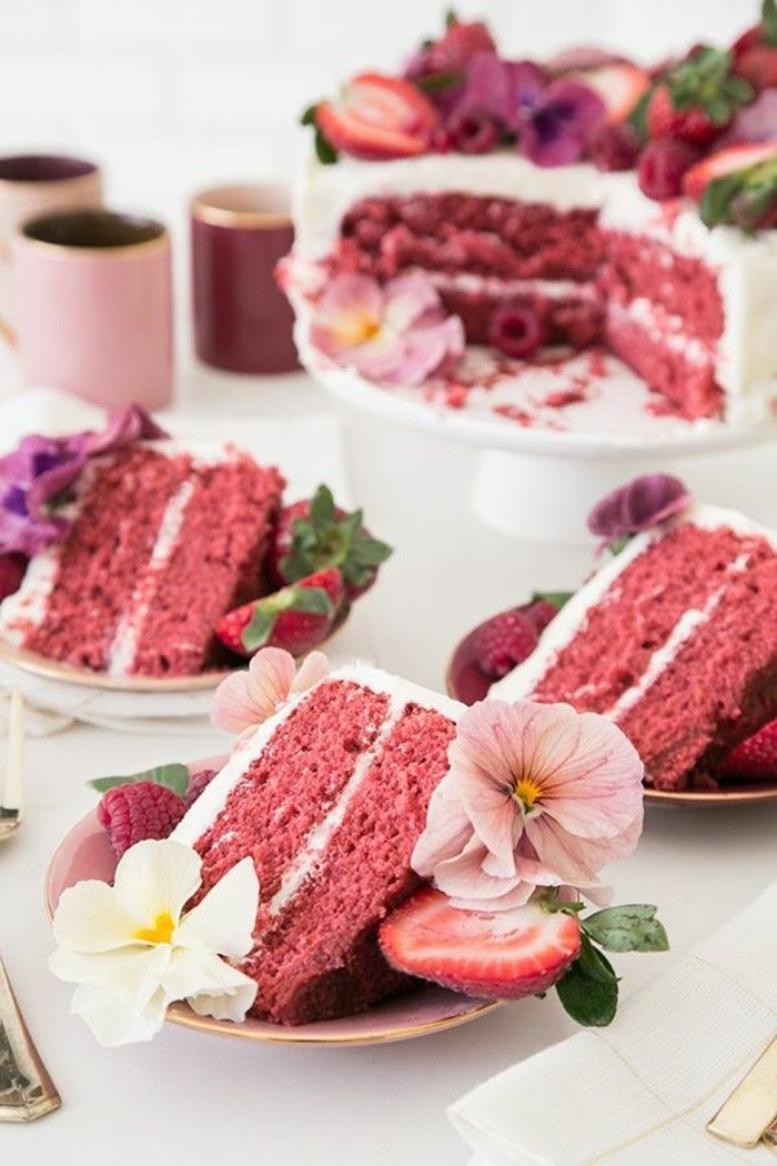 röd sammet kaka-bröllopstårta-med-blommor-and-jordgubb-dekorera-wedding-in-vit-och-röd-idéer-cake-pie
