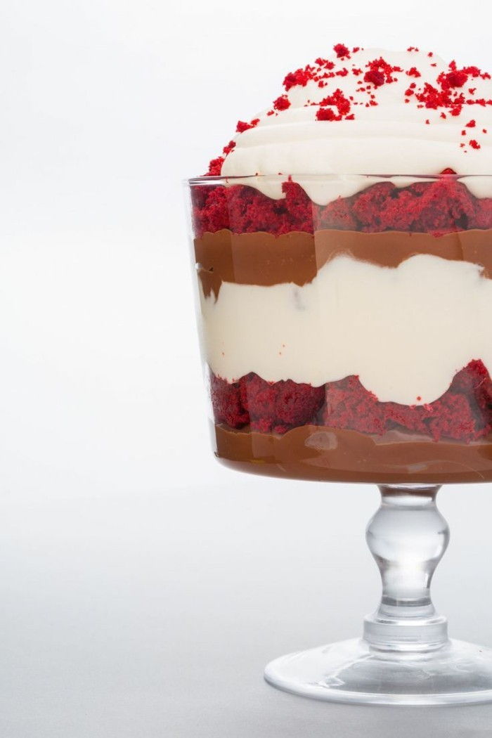 röd sammet kaka av glas-parfait-choklad-mjölk-chokladkräm-vit-cake-smet-and-nice-deco